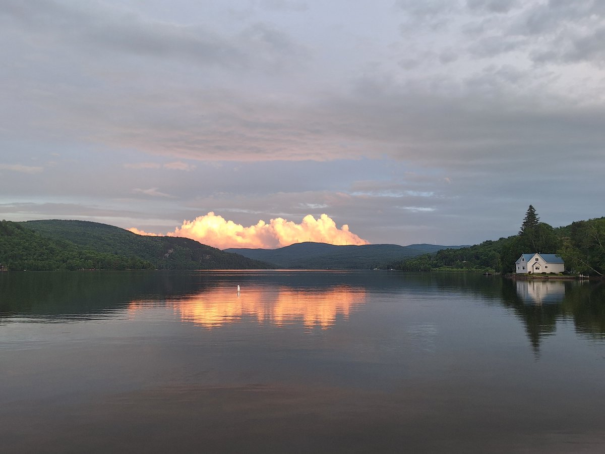 vagabondway's tweet photo. Dramatic clouds popping with sunset at Crystal Lake State Park.
#vtstateparks #northeastkingdom #Vermont #landscapes #clouds #Lake #beautiful https://t.co/dYYQJalOKT