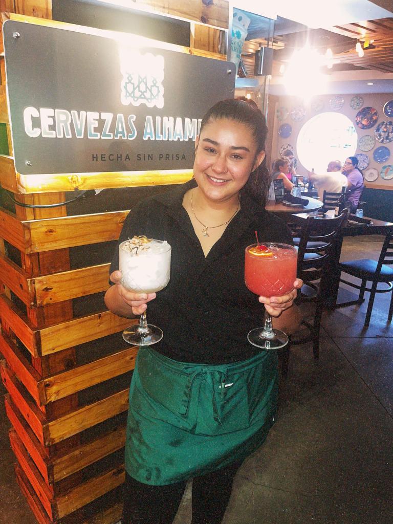 🍓🥥 ¿CUAL SANGRÍAS PREFIERES? 🥥🍓
¡Elige tu favorita! 👇
¿Eres #TeamCoco o #TeamStrawberry?
En Platos Restaurant servimos ambas, pero queremos saber…
¿Cuál sangría pedirías tú para refrescarte este verano? 😎🍷
📸 Etiqueta a esa persona con quien te la tomarías y comenta tu