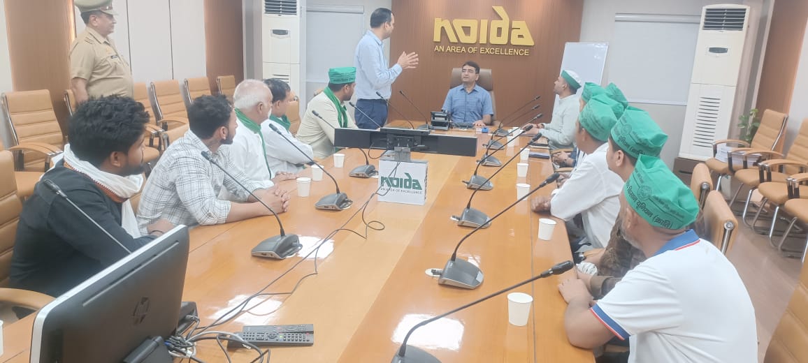आज भारतीय किसान यूनियन क्रान्ति के प्रतिनिधिमंडल ने नोएडा अथॉरिटी के एसीओ श्री संजय खत्री जी से मुलाकात की जिसमें से कुछ बिंदुओं पर पॉजिटिव वार्ता रही 
<a href="/yadavakhilesh/">Akhilesh Yadav</a> <a href="/CeoNoida/">CEO, NOIDA Authority</a> <a href="/noida_authority/">NOIDA Authority</a> <a href="/noidapolice/">POLICE COMMISSIONERATE GAUTAM BUDDH NAGAR</a> <a href="/CP_Noida/">CP Noida</a> <a href="/dmgbnagar/">DM G.B. Nagar/NOIDA</a> <a href="/OfficialGNIDA/">Greater Noida Industrial Development Authority</a> <a href="/YamunaAuthority/">Yamuna Authority</a> <a href="/myogioffice/">Yogi Adityanath Office</a> <a href="/ANI/">ANI</a>