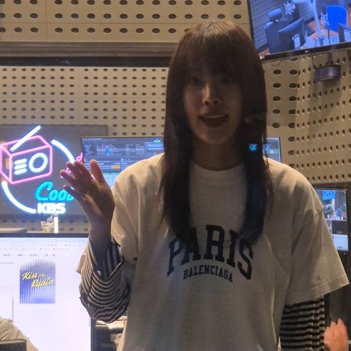EXY_SE's tweet photo. 중
간
에
(못 알아들어서 답답ㅜ) https://t.co/pzh8ANnWj6
