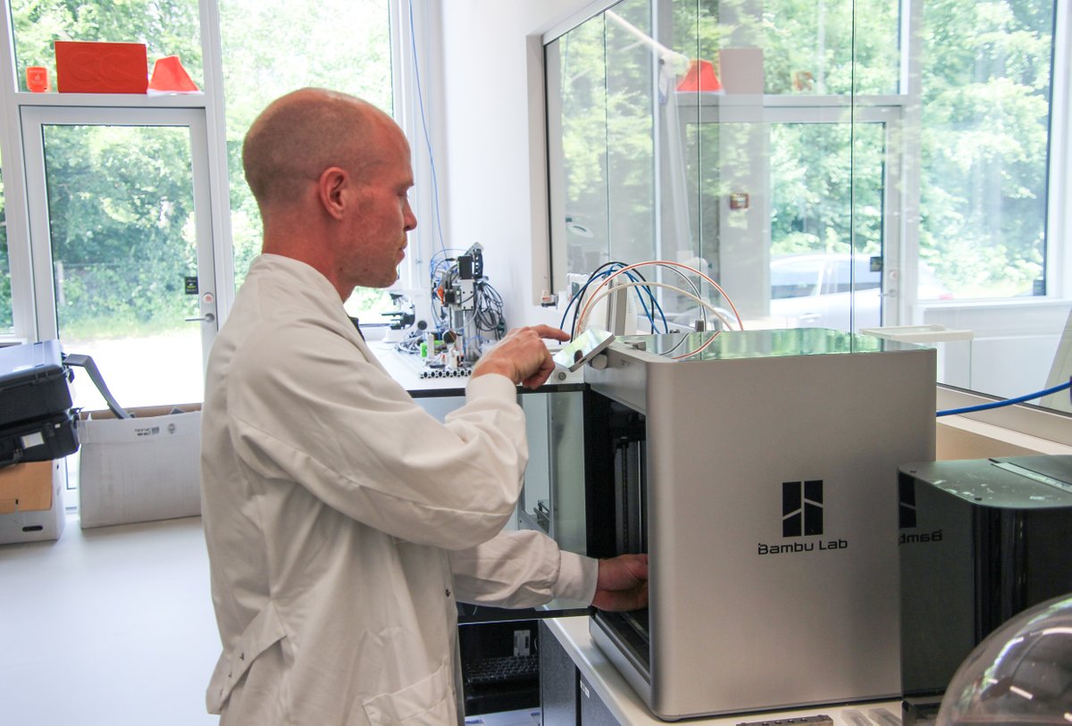 EvosepBio's tweet image. Welcome to Søren Theodorsen, our new Mechatronic Engineer. Søren brings decades of experience at the intersection of #robotics, #electronics, and #firmware #engineering. At Evosep, Søren joins the R&D team, where he will contribute to a wide range of development activities.