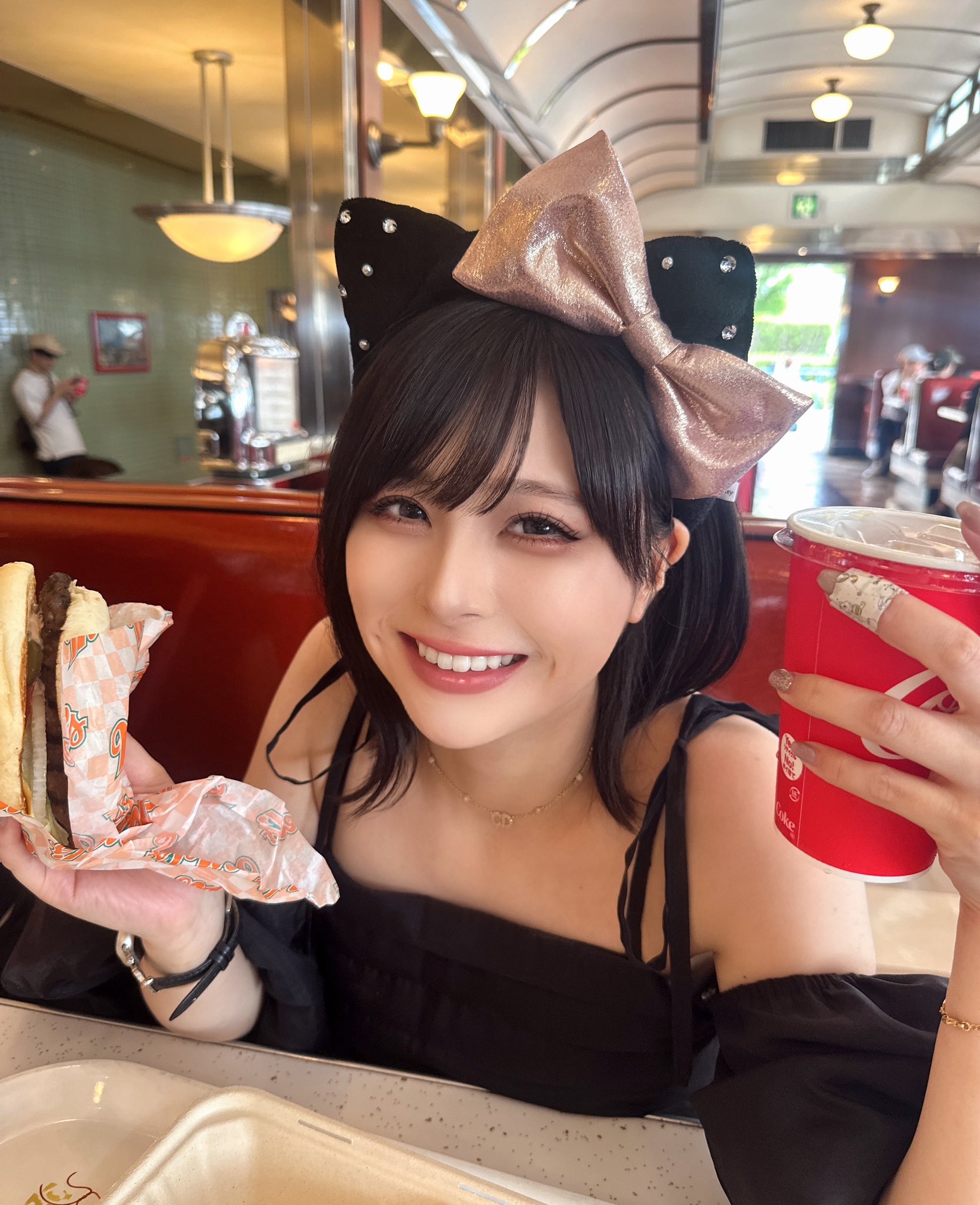 さわやかでアクティブな初夏を楽しもう！佐藤栞里さんが着こなす