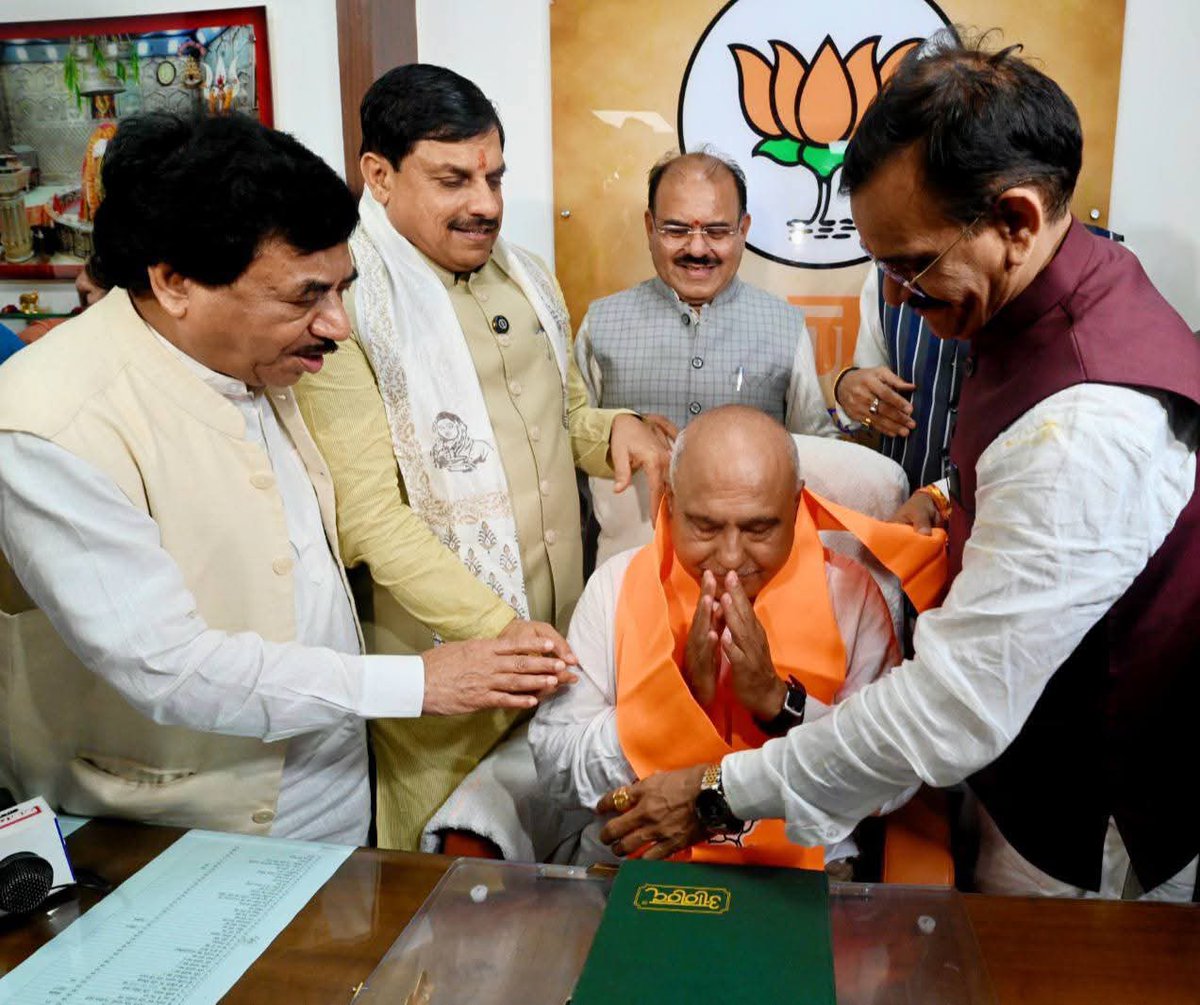 आज <a href="/BJP4MP/">BJP Madhya Pradesh</a> के प्रदेश अध्यक्ष के रूप में पदभार ग्रहण किया।

जनता का विश्वास और कार्यकर्ताओं का संगठन पर भरोसा बना रहे, यही मेरी प्राथमिकता है।

सभी वरिष्ठ नेताओं के मार्गदर्शन एवं साथियों के साथ प्रदेश संगठन को और ऊंचाइयों तक ले जाने के लिए मध्य प्रदेश के कोटिश: कार्यकर्ता