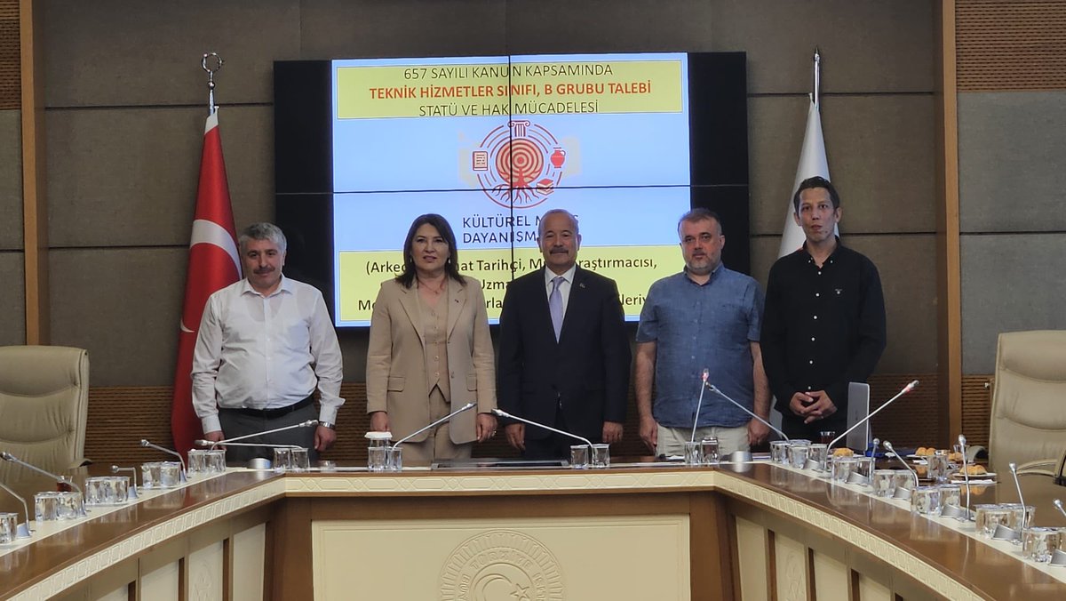 MehmetTaytakMHP's tweet photo. 📍TBMM
Dilekçe Komisyonu Başkanımız Sunay Karamık Hanımefendi ile birlikte, Kültürel Miras Dayanışma Platformu temsilcilerini Türkiye Büyük Millet Meclisi’nde misafir ettik.
Görüşmemize; Karabük Kültür Varlıklarını Koruma Bölge Kurulu Müdürlüğü
Arkeolog Yalçın Şaşmaz, Batı Karadeniz Müzeciler Derneği Temsilcisi Arkeolog Alperen Emeksiz, Şef Muharrem Yüksekoğlu katılım sağladı.
Arkeolog, sanat tarihçisi, müze araştırmacısı ve taşınmaz kültür varlıkları alanında görev yapan teknik hizmetler sınıfındaki uzmanların özlük haklarının iyileştirilmesi ve statü talepleri üzerine istişarelerde bulunduk.
Kültürel mirasımıza sahip çıkan tüm çalışanlarımızın yanındayız.
