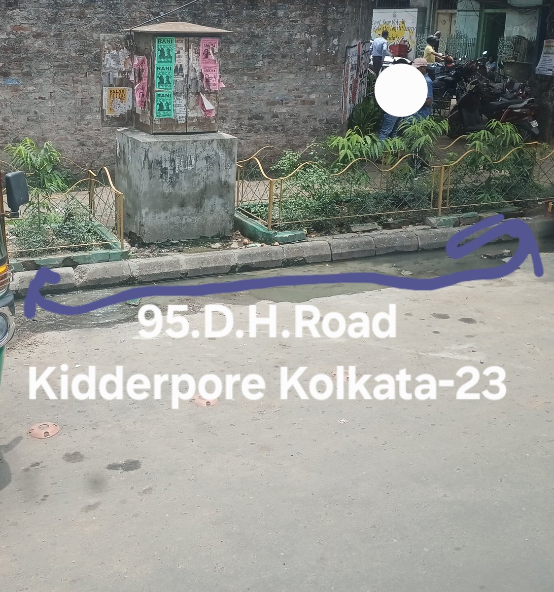 PinglaTewari95's tweet photo. KMC Civil Dept colludes again with the developer to push illegal encroachment—while Mayor @FirhadHakim Sir, himself admits it's illegal! 🚩

📢But cannot do anything for tenants who have been evicted by KMC.

@MamataOfficial @DebalinaAITC @kmc_kolkata
📽️👇 https://t.co/pRVd8rEvte https://t.co/4EtamDeQYt