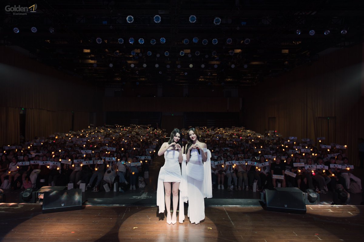 Lun_Osc's tweet photo. Ahhhh, them in white with the warm yellow lighting is just perfect 🤍✨️
#FreenBeckyinVietnam #UnbreakableConnection
#srchafreen #Beckysangels
#FreenBecky #ฟรีนเบค https://t.co/LngjPKwIWx