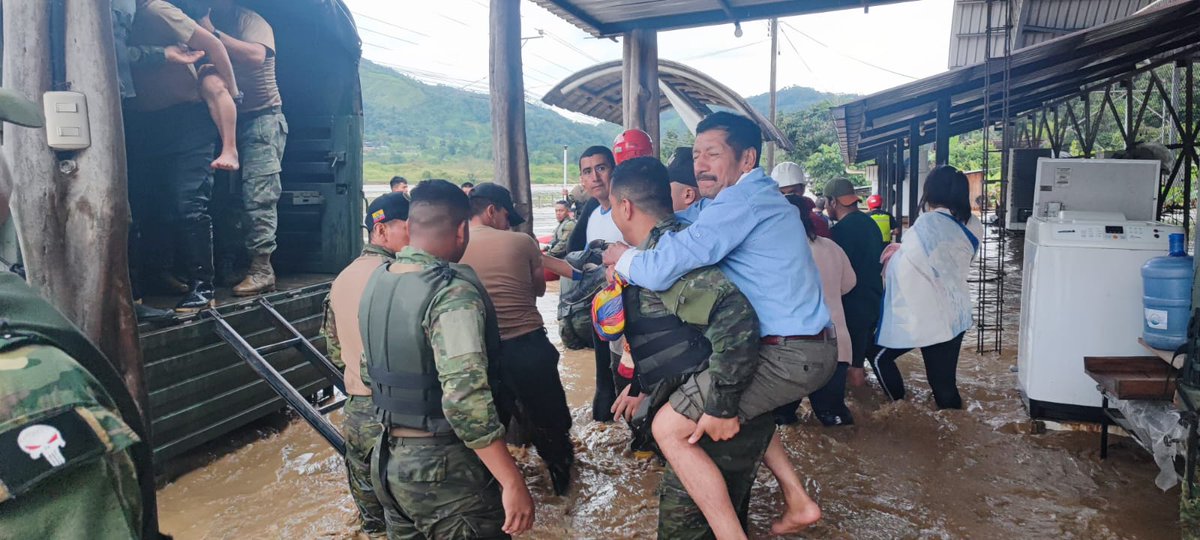 FFAAECUADOR's tweet photo. 𝐅𝐮𝐞𝐫𝐳𝐚𝐬 𝐀𝐫𝐦𝐚𝐝𝐚𝐬 𝐚𝐩𝐨𝐲𝐚 𝐚 𝐥𝐚𝐬 𝐟𝐚𝐦𝐢𝐥𝐢𝐚𝐬 𝐚𝐟𝐞𝐜𝐭𝐚𝐝𝐚𝐬 𝐞𝐧 𝐞𝐥 𝐜𝐚𝐧𝐭𝐨́𝐧 𝐙𝐚𝐦𝐨𝐫𝐚.
#ZamoraChinchipe | El personal militar de Fuerzas Armadas apoya a las familias afectadas por el desborde el río Zamora en el sector el #Chamico, debido a las intensas lluvias, personal Fuerzas Armadas trabaja de manera continua desde el inicio de la emergencia.
Los soldados reafirman su compromiso de seguir colaborando para garantizar el bienestar de la población afectada.
#FFAAContigo
#EcuadorUnaSolaFuerza