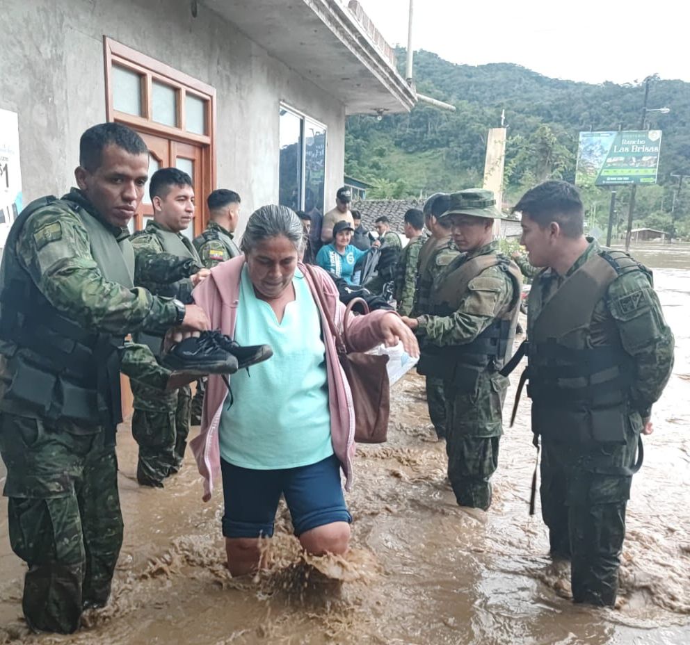FFAAECUADOR's tweet photo. 𝐅𝐮𝐞𝐫𝐳𝐚𝐬 𝐀𝐫𝐦𝐚𝐝𝐚𝐬 𝐚𝐩𝐨𝐲𝐚 𝐚 𝐥𝐚𝐬 𝐟𝐚𝐦𝐢𝐥𝐢𝐚𝐬 𝐚𝐟𝐞𝐜𝐭𝐚𝐝𝐚𝐬 𝐞𝐧 𝐞𝐥 𝐜𝐚𝐧𝐭𝐨́𝐧 𝐙𝐚𝐦𝐨𝐫𝐚.
#ZamoraChinchipe | El personal militar de Fuerzas Armadas apoya a las familias afectadas por el desborde el río Zamora en el sector el #Chamico, debido a las intensas lluvias, personal Fuerzas Armadas trabaja de manera continua desde el inicio de la emergencia.
Los soldados reafirman su compromiso de seguir colaborando para garantizar el bienestar de la población afectada.
#FFAAContigo
#EcuadorUnaSolaFuerza
