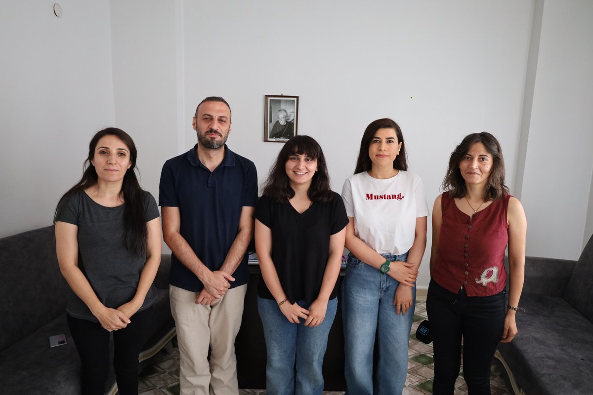 📌 Şırnex'taki fuhuş çetesini haberleştirdiği "Fuhuş Çetesi" dosyası için tehdit edilen Gazeteci Zeynep Durgut'a dayanışma ziyaretinde bulunduk.

Ziyareti, DFG ile birlikte gerçekleştirdik. Bir kez daha tekrar ediyoruz ki meslektaşımız Zeynep Durgut yalnız değildir.