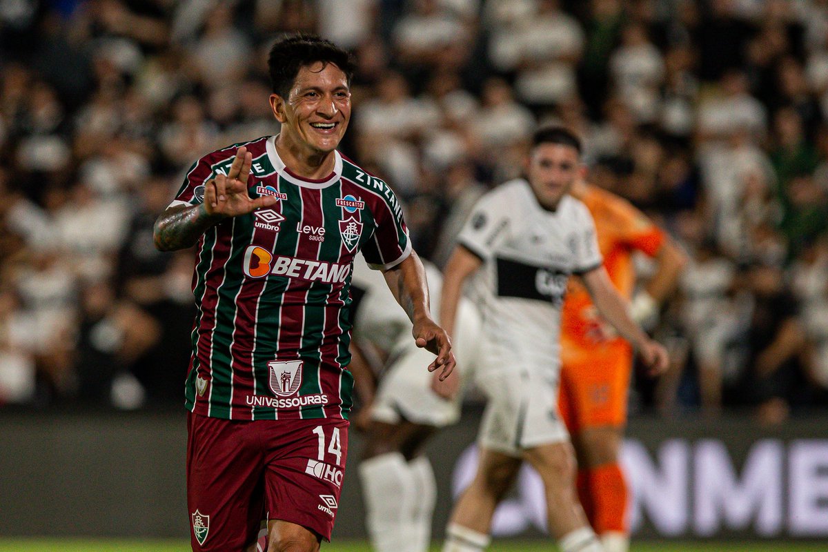 PerfilDaCentral's tweet photo. Curiosidade: a combinação de uniformes para as quartas de final da Copa do Mundo de Clubes será a mesma utilizada nas quartas da Libertadores de 2023. 

O Fluminense jogará com camisa tricolor e short e meiões grenás, enquanto o rival vestirá branco, com o goleiro de laranja. https://t.co/jHxT93wVXN