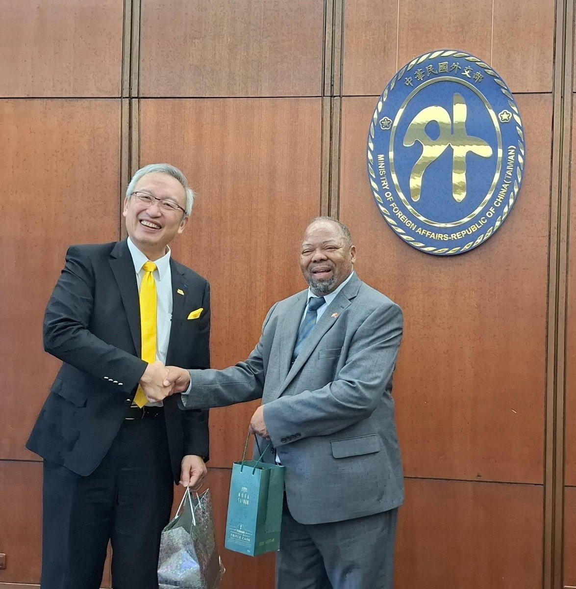 Deputy Minister Wu welcomed #Eswatini🇸🇿 Minister Thambo Gina &amp; delegation to #Taiwan🇹🇼 for talks on economic &amp; technical cooperation. Marking 57 years of steadfast ties, Eswatini continues to support our global engagement. Together, we advance shared growth &amp; prosperity.