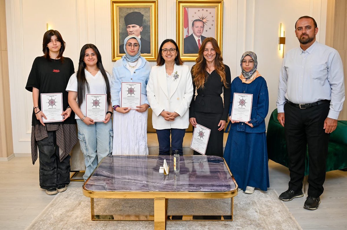 Milli Eğitim Bakanlığı Din Öğretimi Genel Müdürlüğü tarafından düzenlenen Kalemkâr Okullar Proje Yarışması’nda Türkiye üçüncülüğü kazanan “Mihrimah’ın Rüyası” adlı projeyle büyük bir başarıya imza atan Yalova Zehra Ekşinozlugil Kız Anadolu İmam Hatip Lisesi, Valimiz Dr. Hülya