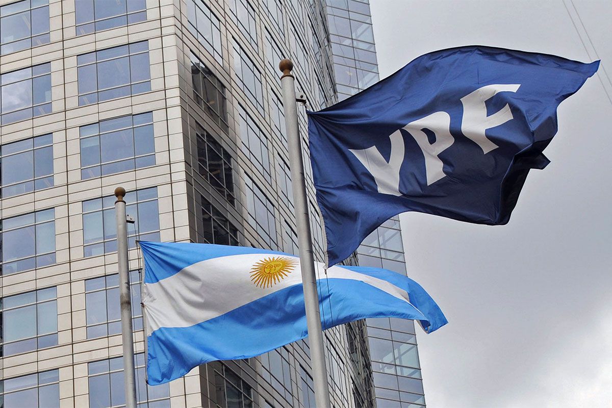 elpenduloweb's tweet photo. [NACIONALES]🇦🇷⚖️ 

YPF: Argentina pide a EE.UU. suspender fallo que ordena entregar acciones de la petrolera

El Gobierno nacional solicitó a la jueza Loretta Preska que suspenda el fallo que ordena entregar el 51% de YPF a fondos de inversión. 👇 https://t.co/iLly059EUl