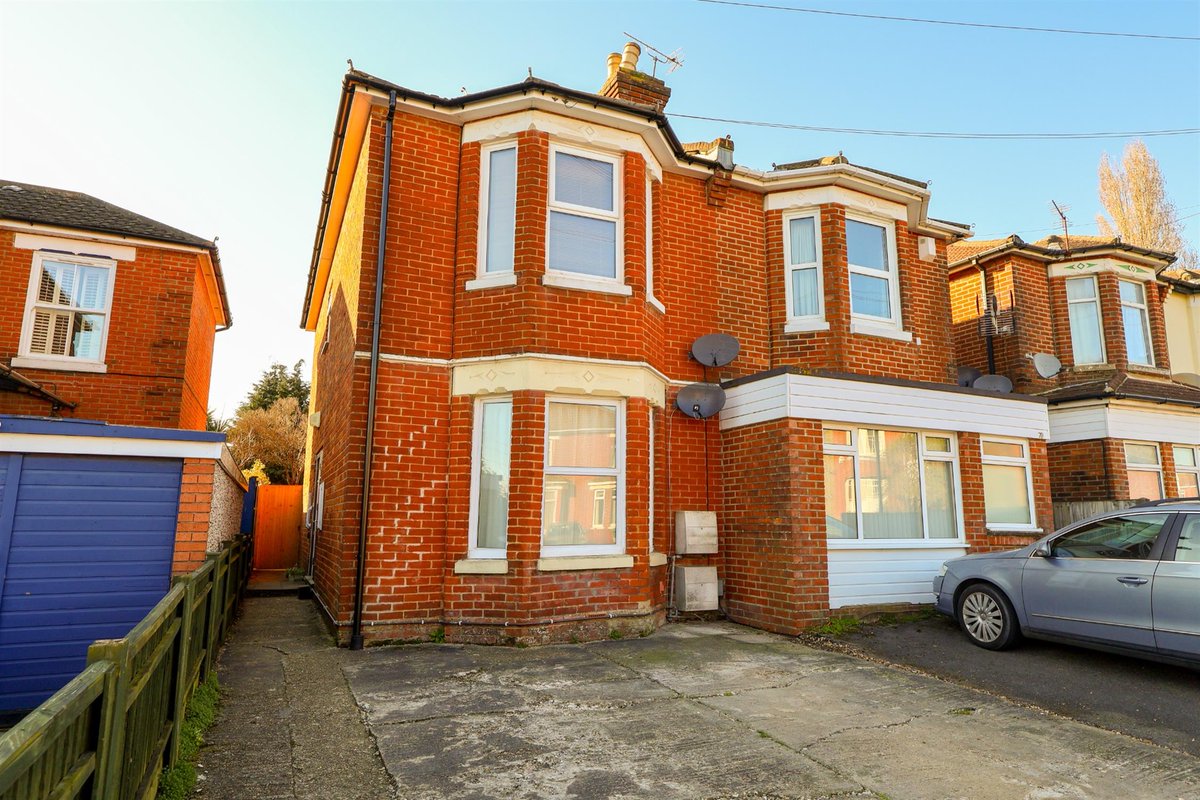 #Forsale by public #auction on Wednesday 9th July 2025

A ground floor #maisonette in #Shirley #Southampton with two double bedrooms, lounge, fitted kitchen and shower room. 

Lot 8 Guide Price £110,000

Info- pearsons.com/auctions/aucti…

Call Field Palmer Shirley 023 8078 0787