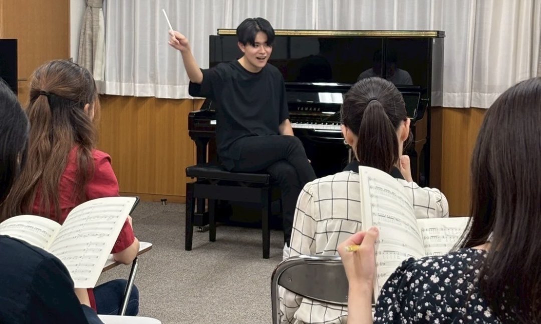 ISSIMO_project's tweet photo. 🫧6月29日活動報告🫧

自由曲の音取りを進めました！

練習を進めていくにつれて少し応用的な内容にも触れ、推し和音(？)で盛り上がる場面も🫣︎💕︎

縦の響きを確認しながら、少しずつ感覚を掴む作業が続きます🪇 https://t.co/DRuzG5ZAWS