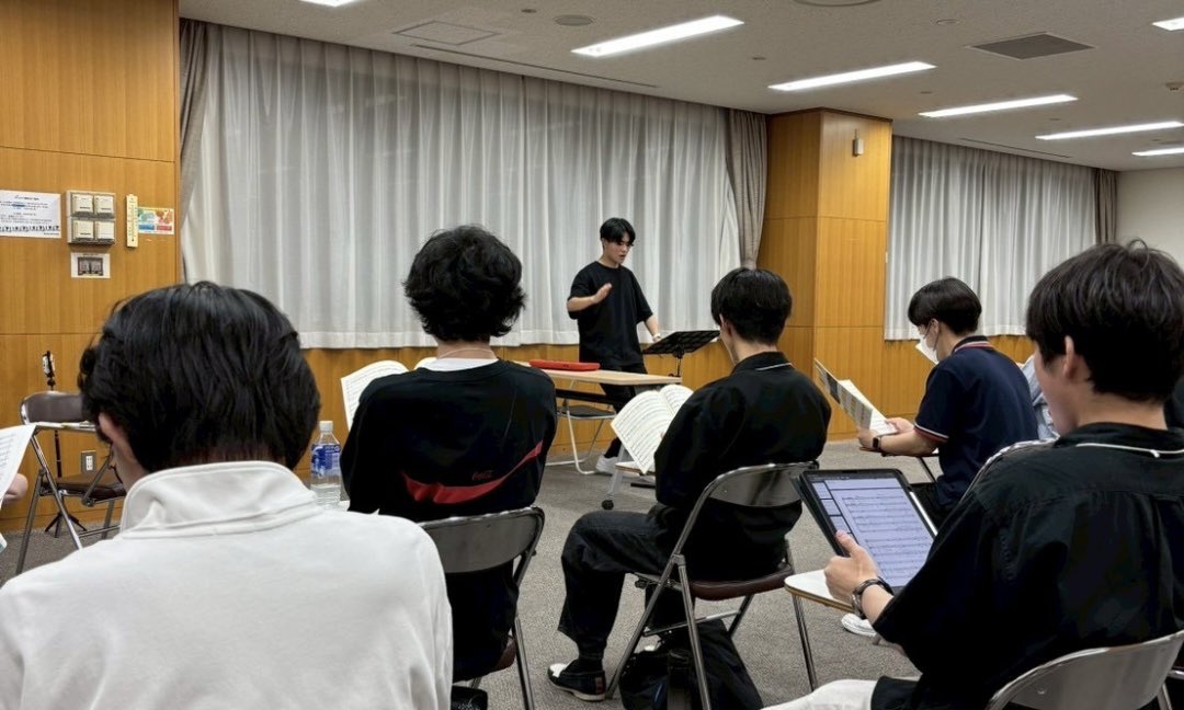 ISSIMO_project's tweet photo. 🫧6月29日活動報告🫧

自由曲の音取りを進めました！

練習を進めていくにつれて少し応用的な内容にも触れ、推し和音(？)で盛り上がる場面も🫣︎💕︎

縦の響きを確認しながら、少しずつ感覚を掴む作業が続きます🪇 https://t.co/DRuzG5ZAWS