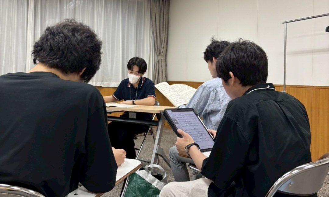 ISSIMO_project's tweet photo. 🫧6月29日活動報告🫧

自由曲の音取りを進めました！

練習を進めていくにつれて少し応用的な内容にも触れ、推し和音(？)で盛り上がる場面も🫣︎💕︎

縦の響きを確認しながら、少しずつ感覚を掴む作業が続きます🪇 https://t.co/DRuzG5ZAWS