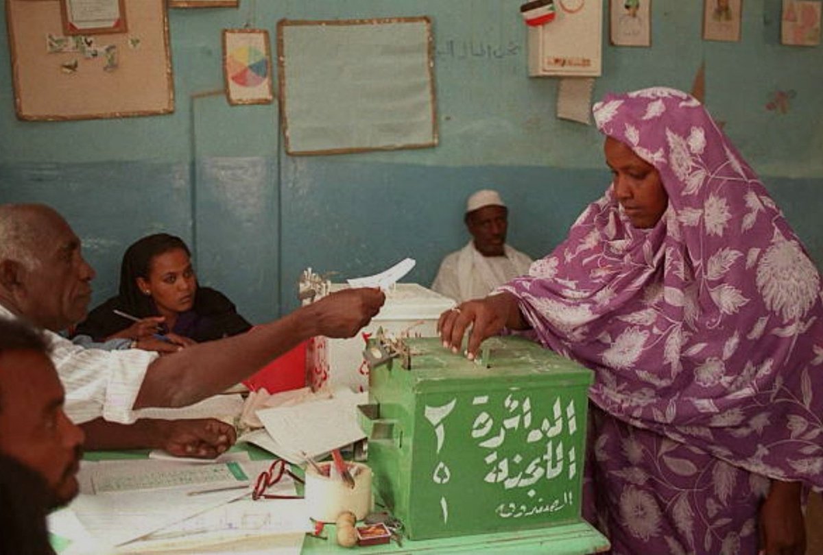 23 مارس 1996 – برز تيّاران داخل الحكومة السودانية والتنظيم العسكري بقيادة الفريق عمر البشير، الفائز في انتخابات رئاسة الجمهورية، ويتجاذبان النقاش حول تشكيل حكومة ذات قاعدة عريضة أو الإبقاء على العناصر القديمة مع إضافة مسحة جديدة على وجه الحكومة السابقة، التي يُنظر إليها في الغرب