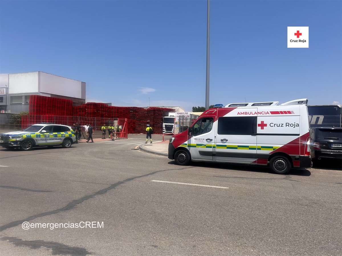 emergenciasCREM's tweet image. Tras solicitud desde #SUMMA112 uno de nuestros #SVB ha permanecido en preventivo de #BomberosCM por un incendio industrial en #Móstoles.

Colabora en la intervención @policiaMostoles y @policia.

#ASEM112