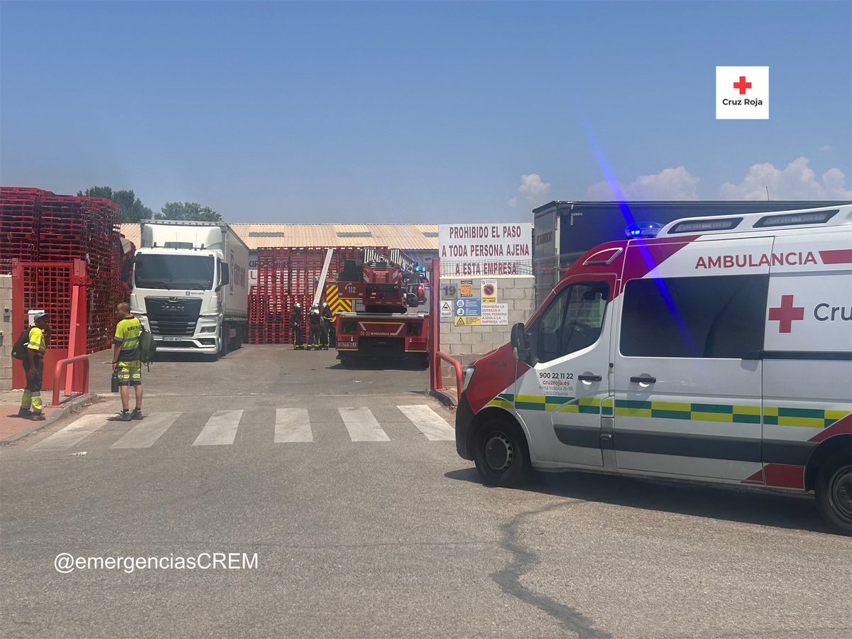 emergenciasCREM's tweet image. Tras solicitud desde #SUMMA112 uno de nuestros #SVB ha permanecido en preventivo de #BomberosCM por un incendio industrial en #Móstoles.

Colabora en la intervención @policiaMostoles y @policia.

#ASEM112