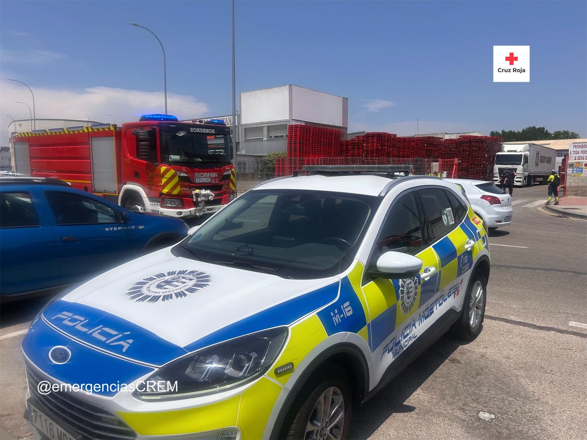emergenciasCREM's tweet image. Tras solicitud desde #SUMMA112 uno de nuestros #SVB ha permanecido en preventivo de #BomberosCM por un incendio industrial en #Móstoles.

Colabora en la intervención @policiaMostoles y @policia.

#ASEM112