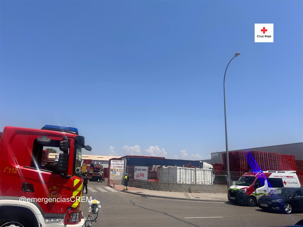 emergenciasCREM's tweet image. Tras solicitud desde #SUMMA112 uno de nuestros #SVB ha permanecido en preventivo de #BomberosCM por un incendio industrial en #Móstoles.

Colabora en la intervención @policiaMostoles y @policia.

#ASEM112