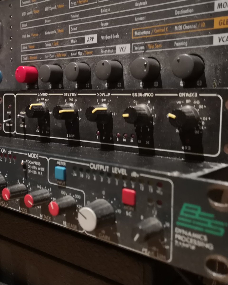 A few bits of kit lying around!
#ireland #musicstudıo #recordingartist #musicproducer #producer #studiolife #singer #sound #recording #musicstudio #songwriter #musician #studio #audioengineer #mixing #homestudio #producerlife #protools #musicproduction #newmusic #audio #artist