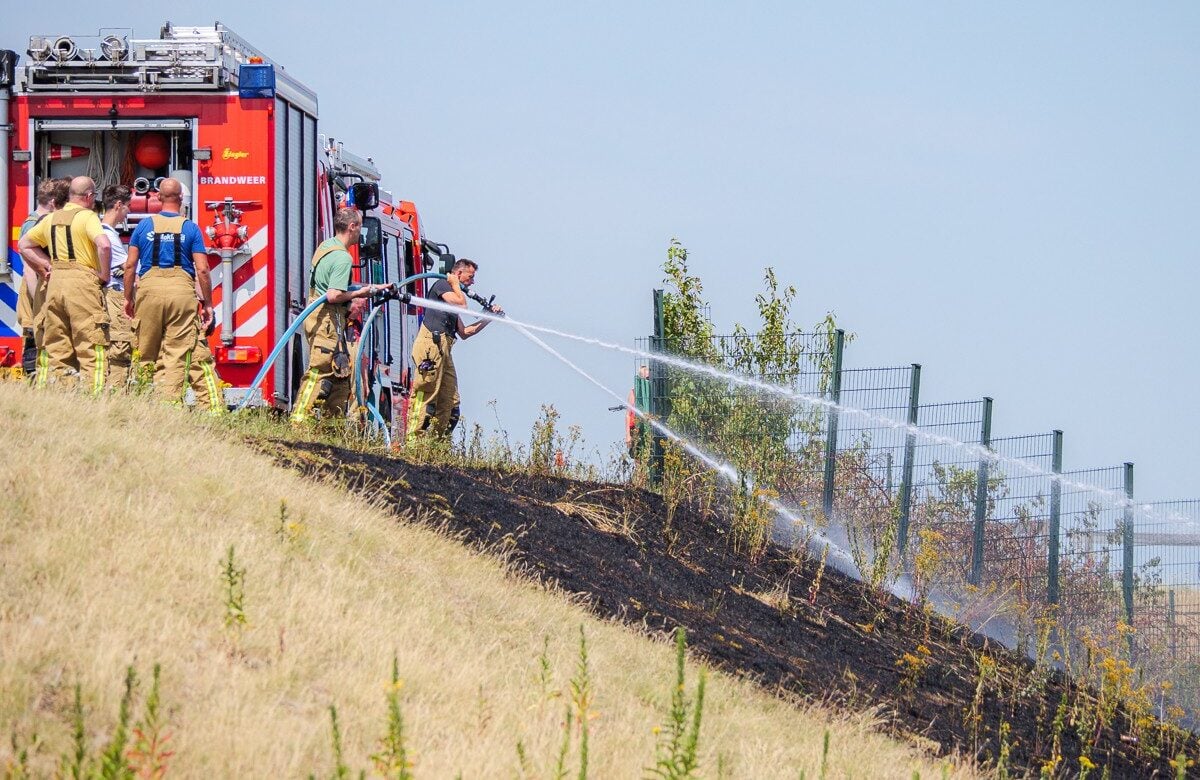 Sliedrecht24's tweet image. NIEUWS: Brandweer blust brandende berm     sliedrecht24.nl/brandweer-blus…  (Foto Ruben van der Sterren / Sliedrecht24)