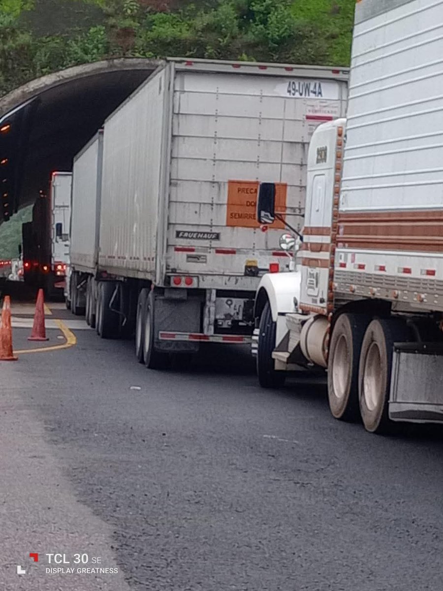 #LosTitulares | Desde las 2 de la mañana de este miércoles se encuentra CERRADA la autopista México-Tuxpan a la altura del kilómetro 161+800 en las inmediaciones del Puente Gilberto Borja por un deslave en el carril con rumbo a Tuxpan.

La enorme fila ya llega hasta los antiguos