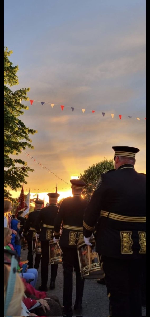 kvfb49's tweet photo. The sun sets last night on a fantastic parade in Killylea, Co Armagh 🇬🇧 🎶 🥁 https://t.co/btPLFs1X4u