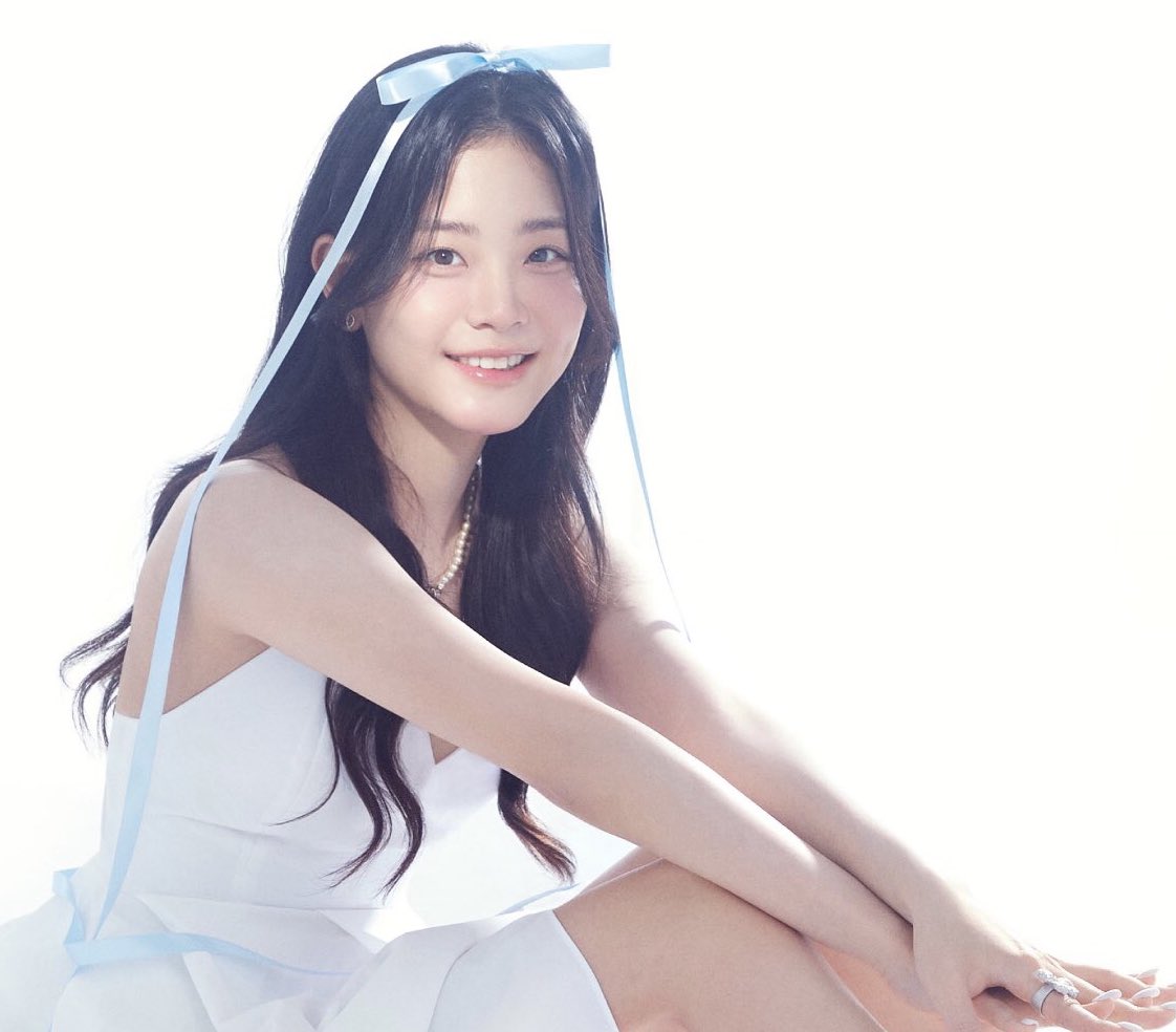 _lovingnabi's tweet photo. CAN WE TALK ABOUT HOW PRETTY CHUNG SUBIN IS?! OMG INSANE FACE CARD 😭😭😭 SHE’S NOT REAL

#ChungSubin #Subin #정수빈 #FriendlyRivalry #선의의경쟁 https://t.co/LUnIpjw4la