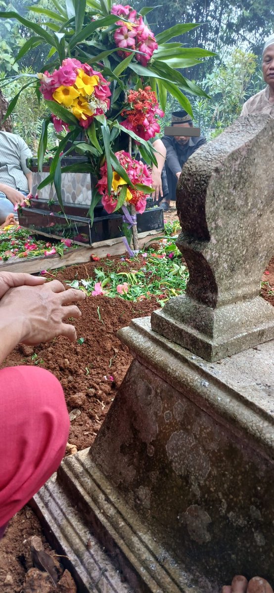 asterfl0w's tweet photo. masih merasa semuanya mimpi, belum terima, belum yakin. paling menyedihkan yaitu gabisa ngeliat secara langsung untuk yang terakhir kali.. https://t.co/FieGLBEY4s