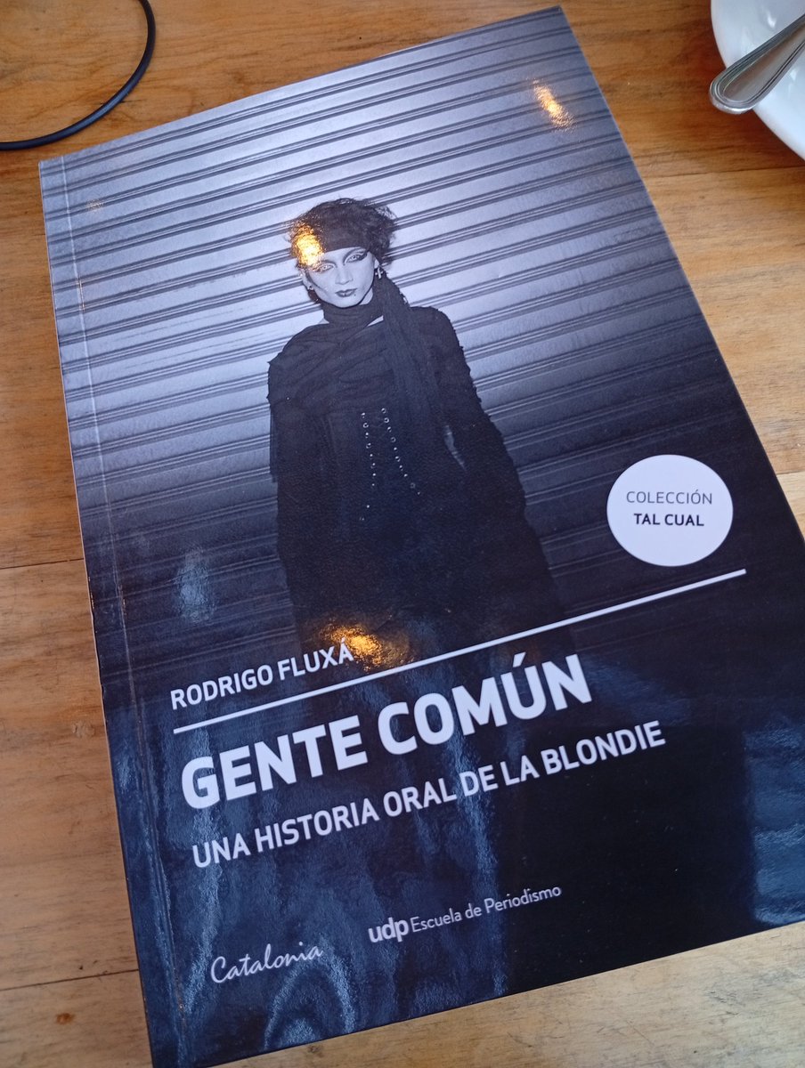 Excelente. Hay que ser muy talentoso para componer una crónica coral y que funcione como una verdadera novela.