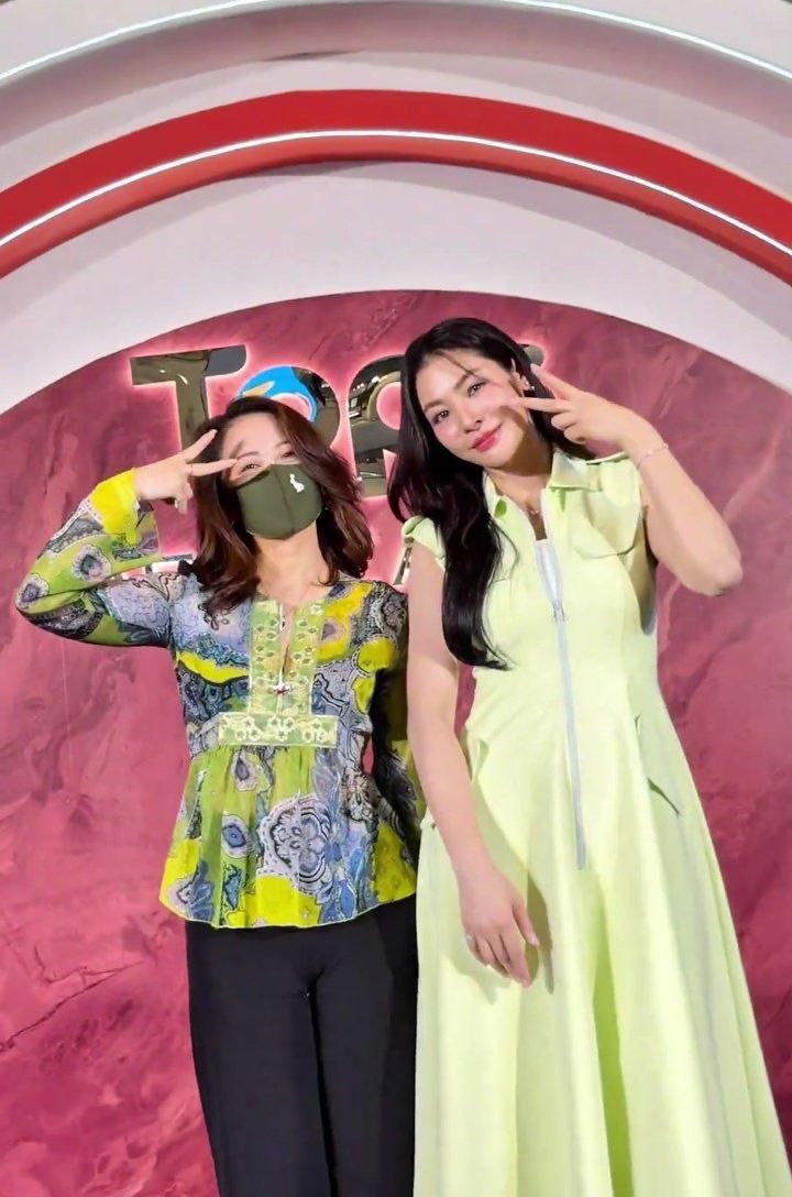 Bigbaby20010309's tweet photo. @Eyeeyeeyess 
Please be careful of this woman. During the fansign photo session, she seemed to plan to touch P’Faye. In the video, you can see that P’Faye quickly pulled away. I hope you can protect your artist properly. Thank you so much🙏🏻🙇🏻‍♀️ https://t.co/Vsnaf1uxlg