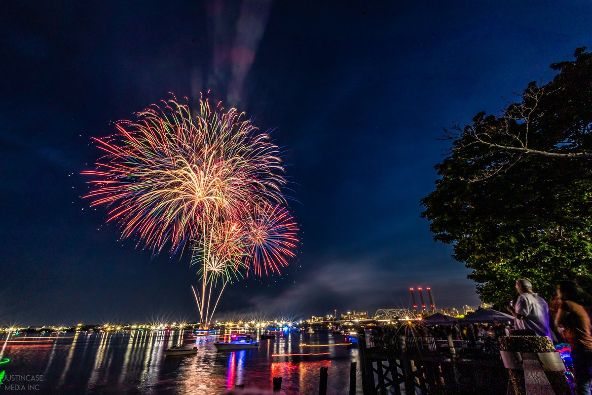🎆We're on tonight for a spectacular Independence Day event and fireworks show at India Point Park! Bring your friends &amp; loved ones, a blanket or chair &amp; your appetite! The fun starts at 5:30, live performances at 6, fireworks at 9! providenceri.gov/mayor-smiley-i…