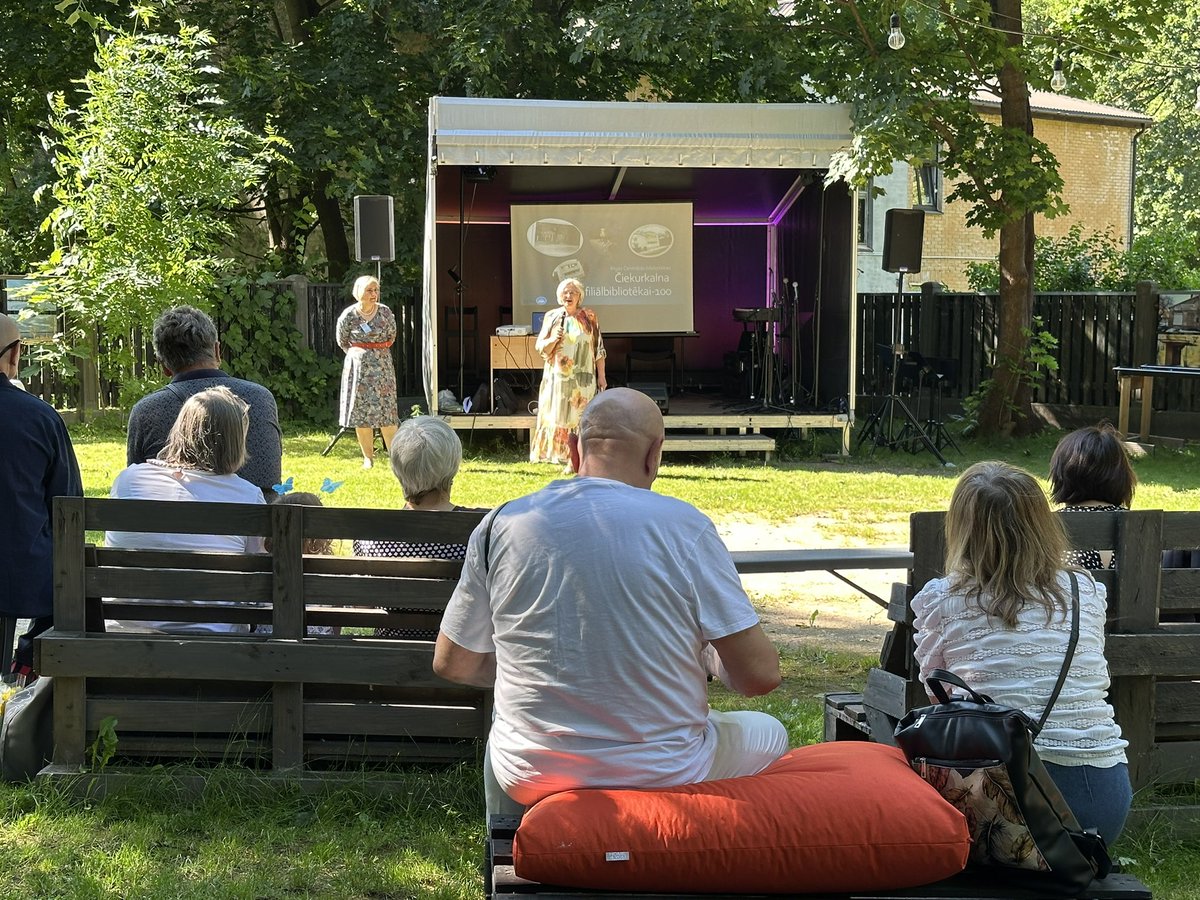 Ciekurkalna's tweet image. Čiekurkalna RCB filiālbibliotēka šodien svin savu 100 gadi! Nāc uz Bibliotēkas dārzu un baudi svētku programmu! Pl. 18.00 nāc uz Laboratorium izrādi un pl. 19.00 uz svētku koncertu! Tepat apskatāma arī Čiekurkalna mākslas plenēra darbu izstāde. #bibliotēka #Čiekurkalns