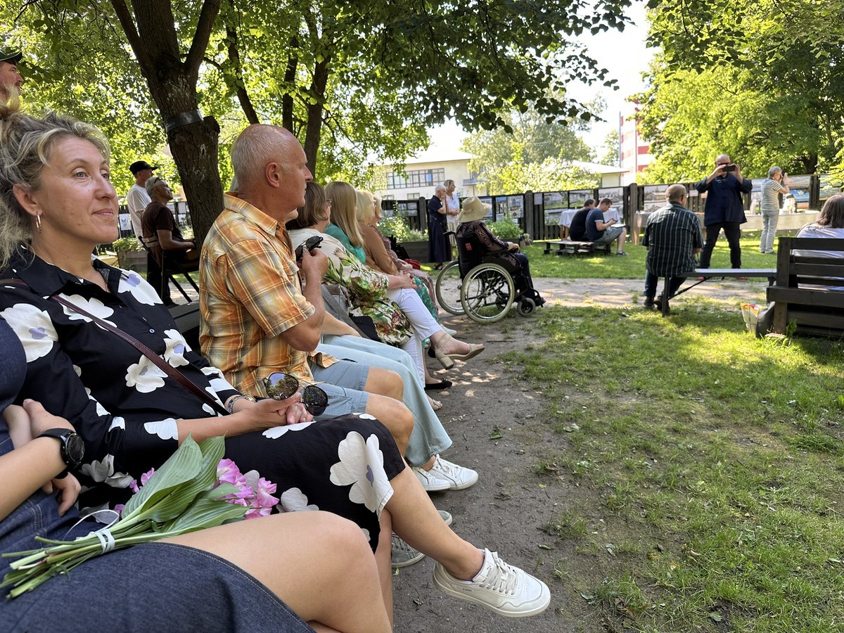 Ciekurkalna's tweet image. Čiekurkalna RCB filiālbibliotēka šodien svin savu 100 gadi! Nāc uz Bibliotēkas dārzu un baudi svētku programmu! Pl. 18.00 nāc uz Laboratorium izrādi un pl. 19.00 uz svētku koncertu! Tepat apskatāma arī Čiekurkalna mākslas plenēra darbu izstāde. #bibliotēka #Čiekurkalns