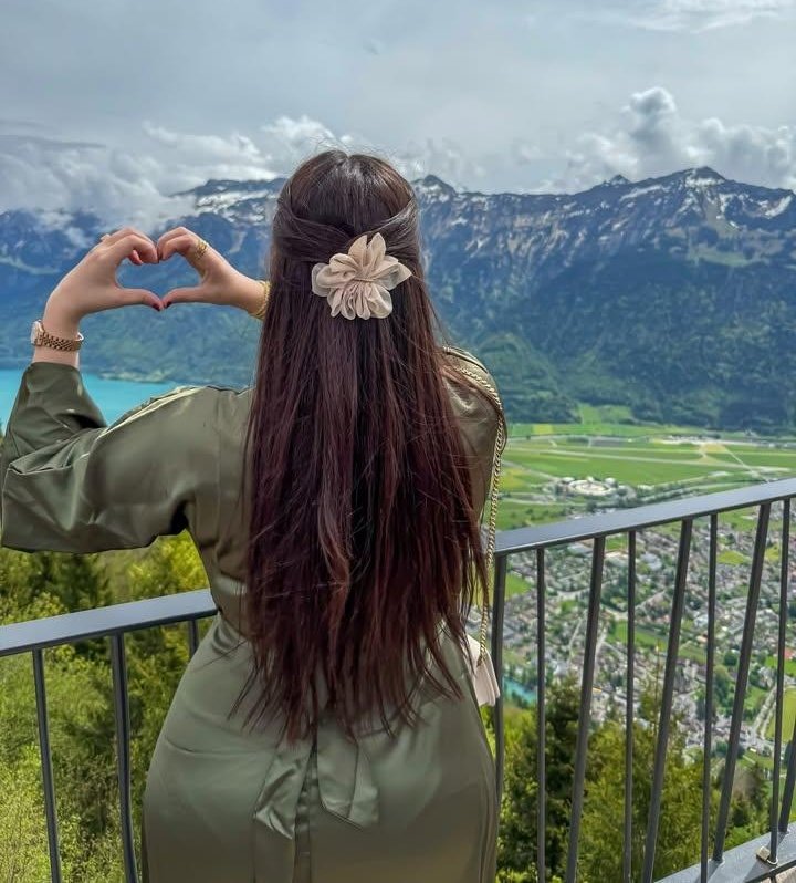 मेरे अंदर की कहानी से कौन कहां वाक़िफ है,

बस सब लोग कहते हैं हाय ये लड़की दिवानी है।

#ritu