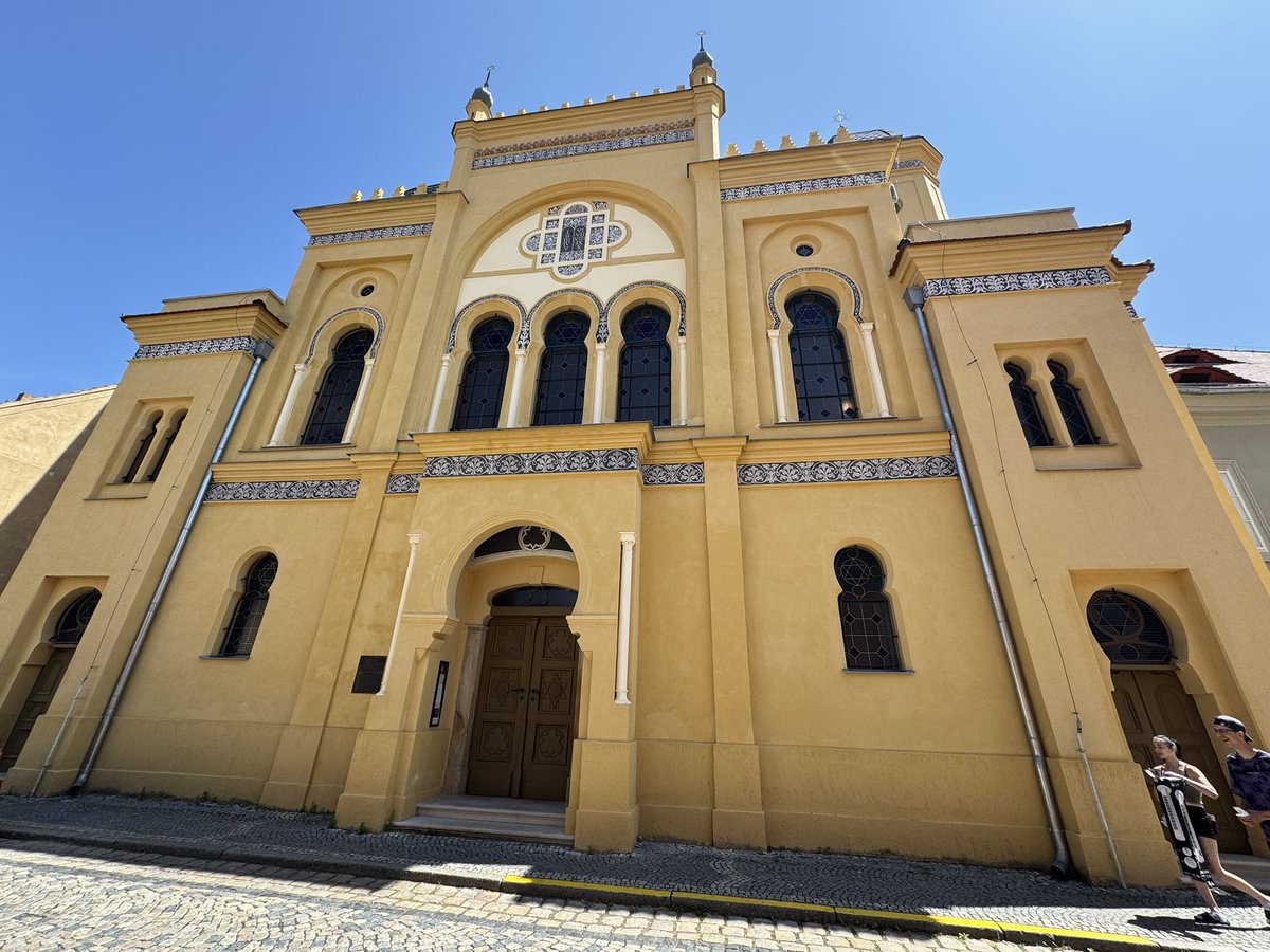 Mil y una rutas (@milyunarutas) on Twitter photo Además de su fama por el lúpulo y la cerveza #Žatec es un pueblo precioso. Tienes que visitar la Plaza y la Sinagoga, y subir a la torre del El Templo del Lúpulo y la Cerveza para ver la ciudad.
<a href="/hop_heritage/">Žatec and the landscape of Saaz hops | UNESCO</a> <a href="/CzechRepublicES/">VisitCzechia_España</a> <a href="/REPUBLICA_CHECA/">VisitCzechia_LatAm</a> #destinochequia Además de su fama por el lúpulo y la cerveza #Žatec es un pueblo precioso. Tienes que visitar la Plaza y la Sinagoga, y subir a la torre del El Templo del Lúpulo y la Cerveza para ver la ciudad.
<a href="/hop_heritage/">Žatec and the landscape of Saaz hops | UNESCO</a> <a href="/CzechRepublicES/">VisitCzechia_España</a> <a href="/REPUBLICA_CHECA/">VisitCzechia_LatAm</a> #destinochequia