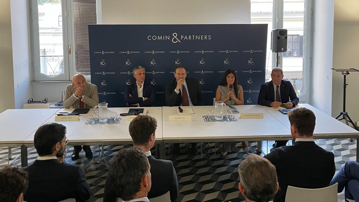 Comin & Partners (@cominandpa) on Twitter photo Dopo il dialogo introduttivo tra <a href="/gcomin/">Gianluca Comin</a> e <a href="/PSalzano/">Pasquale Salzano</a> <a href="/SIMEST_IT/">SIMEST</a> <a href="/GruppoCDP/">Cassa Depositi e Prestiti</a> hanno partecipato alla tavola rotonda: <a href="/frabitondo/">Francesca Bitondo</a> <a href="/microsoftitalia/">Microsoft Italia</a>, Nicola Boeri, <a href="/frankspicc/">𝙵𝚛𝚊𝚗𝚌𝚘 𝚂𝚙𝚒𝚌𝚌𝚒𝚊𝚛𝚒𝚎𝚕𝚕𝚘 🇮🇹🇪🇺</a> <a href="/awscloud/">Amazon Web Services</a> e Filippo Maria Grasso <a href="/Leonardo_live/">Leonardo</a>.
<a href="/tito_claudio/">Claudio Tito</a> ha moderato l’incontro Dopo il dialogo introduttivo tra <a href="/gcomin/">Gianluca Comin</a> e <a href="/PSalzano/">Pasquale Salzano</a> <a href="/SIMEST_IT/">SIMEST</a> <a href="/GruppoCDP/">Cassa Depositi e Prestiti</a> hanno partecipato alla tavola rotonda: <a href="/frabitondo/">Francesca Bitondo</a> <a href="/microsoftitalia/">Microsoft Italia</a>, Nicola Boeri, <a href="/frankspicc/">𝙵𝚛𝚊𝚗𝚌𝚘 𝚂𝚙𝚒𝚌𝚌𝚒𝚊𝚛𝚒𝚎𝚕𝚕𝚘 🇮🇹🇪🇺</a> <a href="/awscloud/">Amazon Web Services</a> e Filippo Maria Grasso <a href="/Leonardo_live/">Leonardo</a>.
<a href="/tito_claudio/">Claudio Tito</a> ha moderato l’incontro