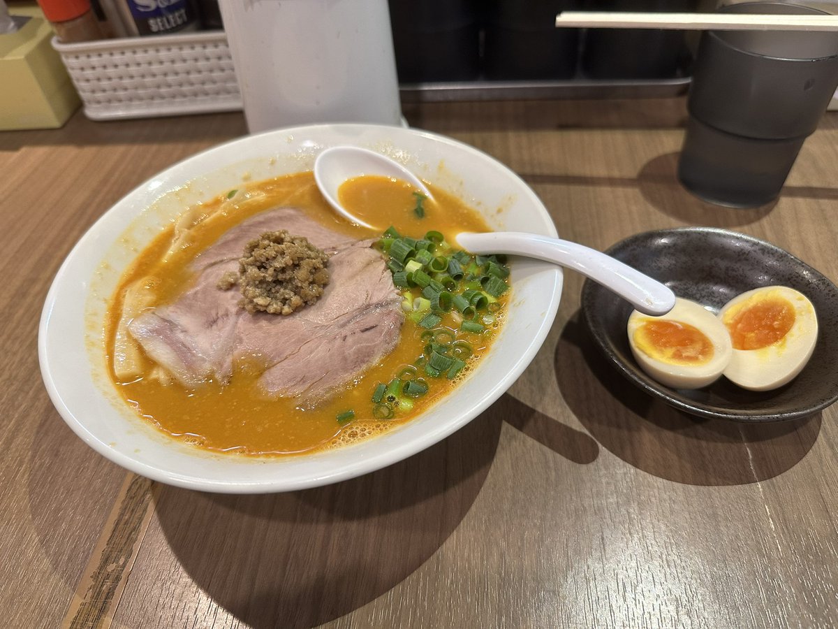 菜々兵衛　すすきの店

すすきの店限定の鶏白湯辛味噌
白湯と味噌はあまりあまり相性良くないと思っていたけど、コク＋山椒の香りの効いたマイルドな辛味がとても良かったです🙌
菜々兵衛は鶏白湯醤油もオススメです
#札幌
#北海道
#ラーメン