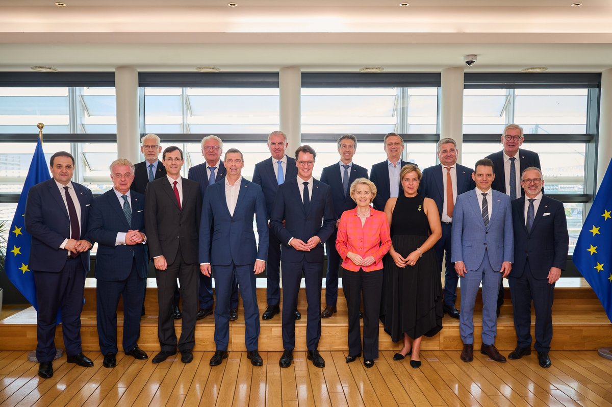 Guter Austausch mit <a href="/HendrikWuest/">Hendrik Wüst</a>, <a href="/MonaNeubaur/">Mona Neubaur</a> und Industrie aus Nordrhein-Westfalen.

Solche Dialoge helfen, Chancen und Hürden für die Unternehmen besser zu verstehen und unsere Wirtschaft zielgenauer zu unterstützen.

Gemeinsam wollen wir Innovation und Wachstum in Europa