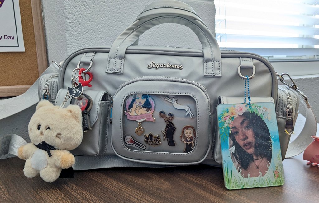 onlykindtocats's tweet photo. why carry a photocard of a kpop idol on your bag when you can carry a photocard of your best friend 🤌😌🤌 https://t.co/niVpiiRo67