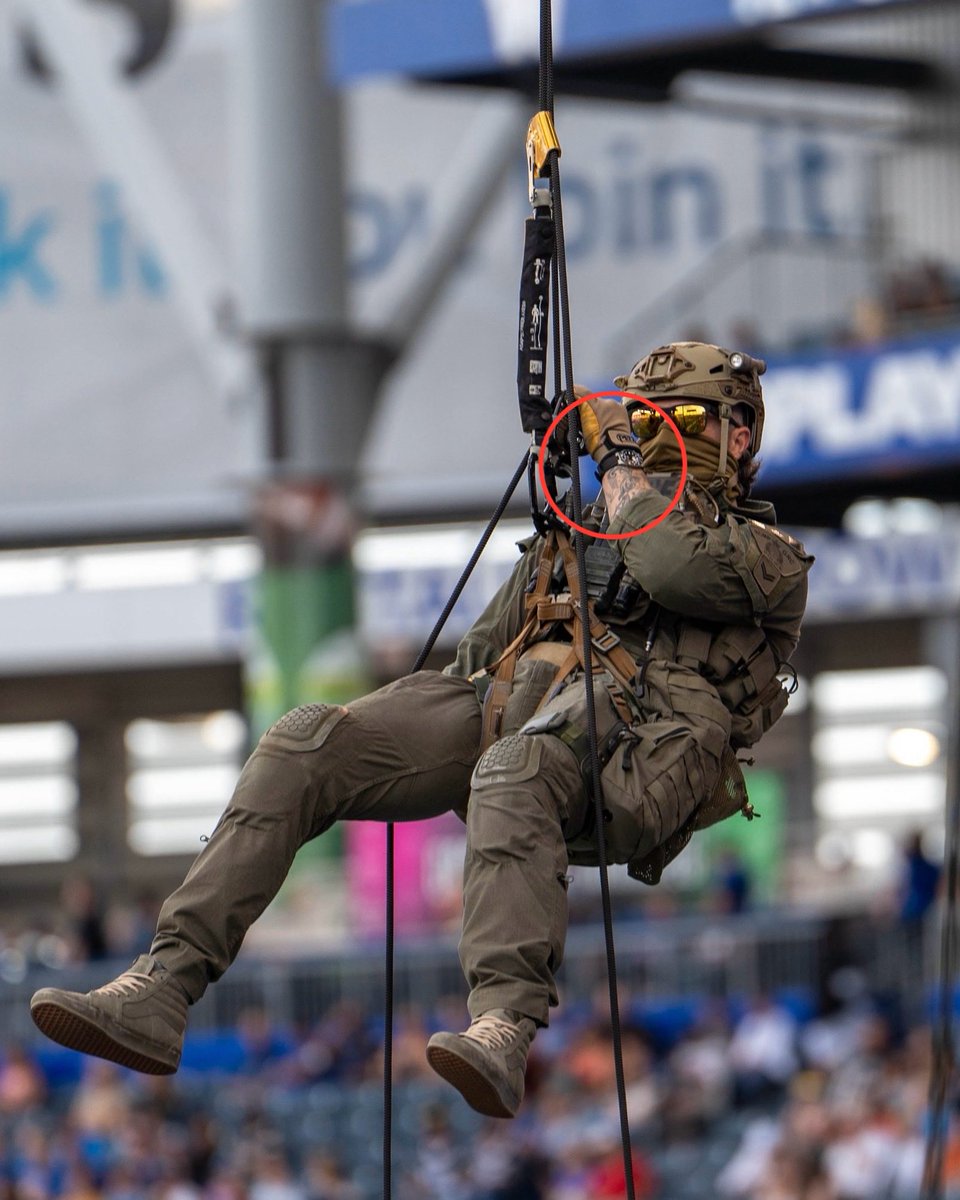 Tudor Pelagos 39 unit watch spotted on the wrist of an RCMP ERT officers—Canada’s federal tactical team. Custom dial with ERT crest: 7 maple leaves, a boom stick, and cavalry sword. Only 83 made. Tactical lume.