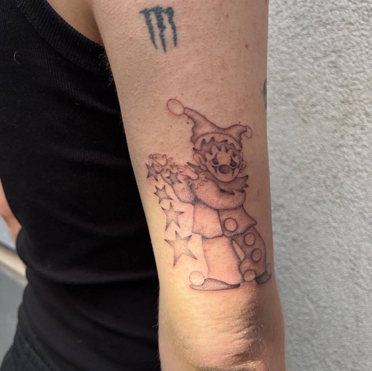gabberpopexcl's tweet image. I’m so curious about the meaning of this tattoo… like, is it a little sad jester dropping stars?? Did he just think it looked cool, or is there an actual meaning behind it? TELL US MR KLEIN