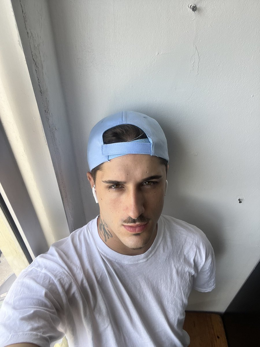 Oscarlbry's tweet photo. hoy gorrita 🧢 https://t.co/yms9ndMEAz