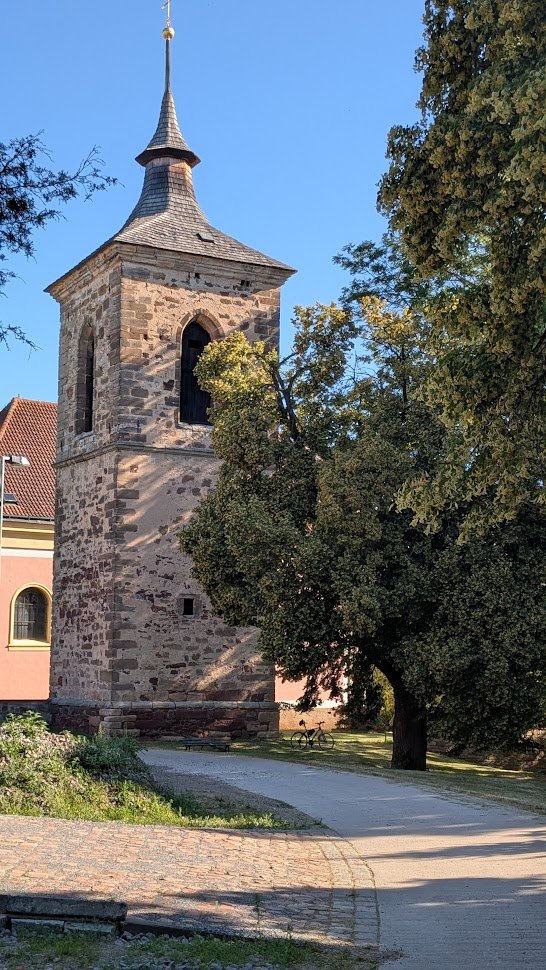 MizeraMichael's tweet image. From my morning bike ride: Renaissance stone bell tower from 1590–91, probably built by the Český Brod stonemason Pavel (?). On May 5, 1732, the bell tower burned down. In 1736, it was restored and equipped with a forged cross by the local blacksmith Tomáš Rosa. #tower #bohemia