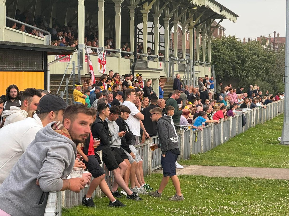 🧡🖤FIXTURE NEWS🧡🖤

The Bloaters will start the 2025-26 season at The Wellesley on 26Th July against LAKENHEATH 
This will be followed by an away fixture at DEREHAM TOWN on Tuesday 29th July 
🧡🖤