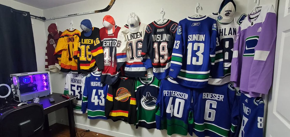 JCog88's tweet image. Old Photo.

But this is a Vancouver #Canucks appreciation post.
💙💚🏒❤️🖤💛.

#IsItSeptemberYet 🤔