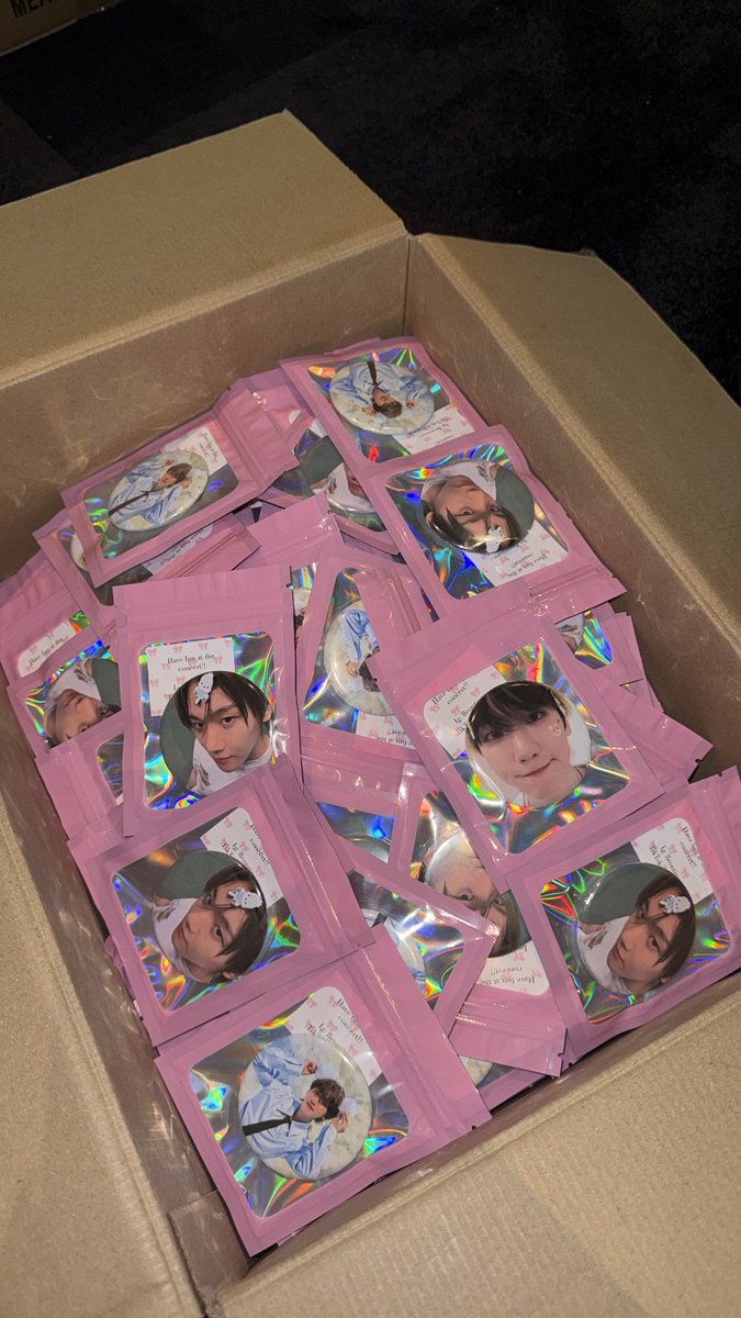 leon10yj's tweet photo. Freebies for baekhyun in Amsterdam!🩷🎀 https://t.co/zyoWdJvrXD